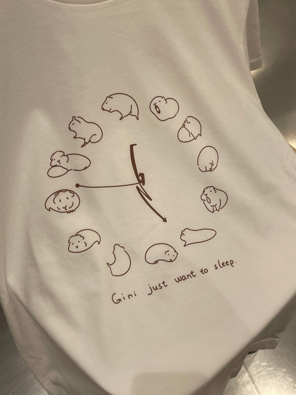 「ねむねむジーニー」時計柄コットンTシャツ